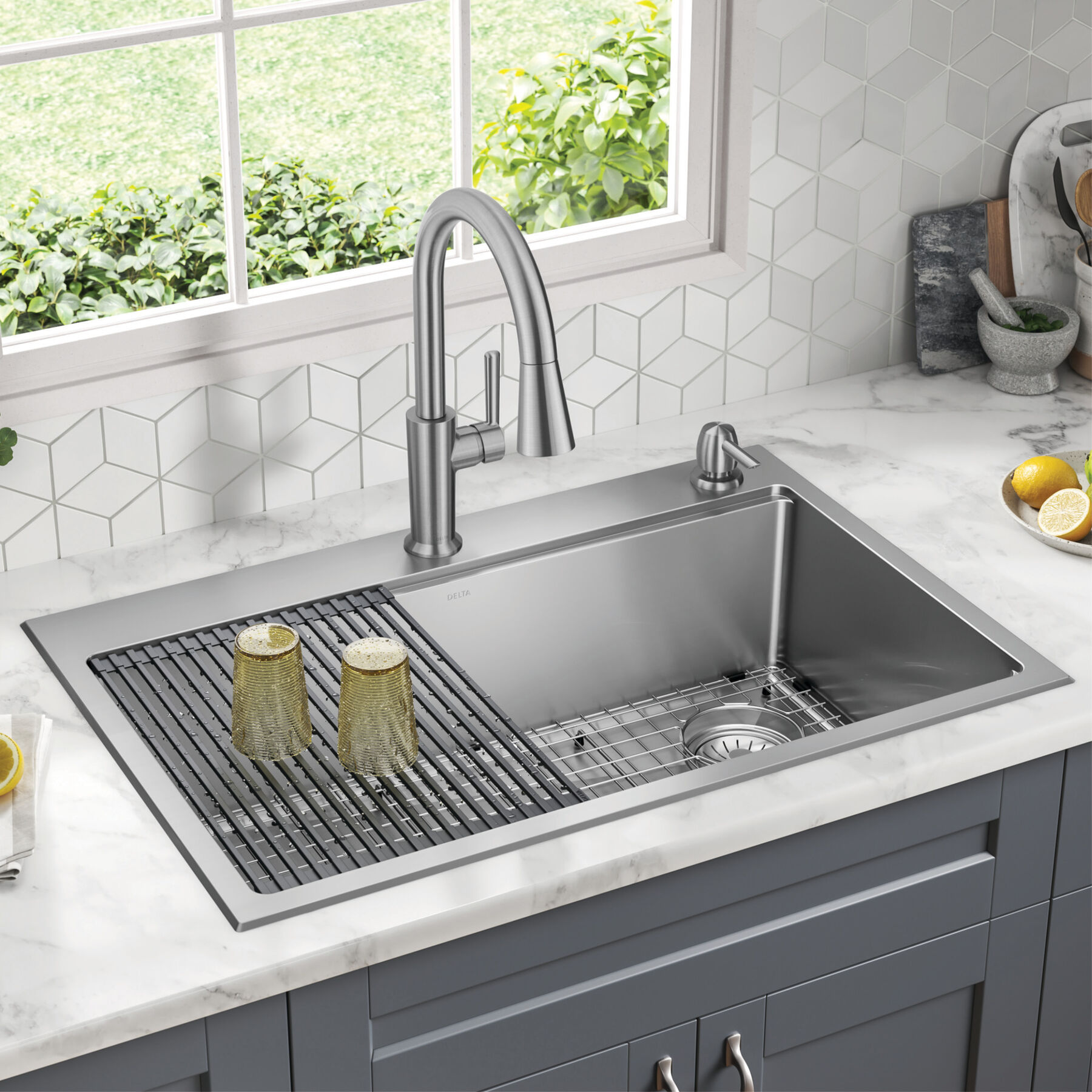 Lavabo de cocina tipo estación de trabajo con un receptáculo de acero inoxidable de 33" de montaje bajo encimera encastrado, con reborde WorkFlow™ y accesorios, imagen 12